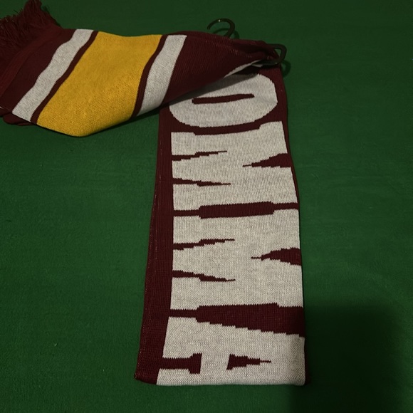 Brand New Washington Commanders Glove & Scarf set. (OS) (NWOT) - Picture 3 of 4